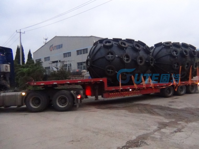 Inflatable rubber fender for ship